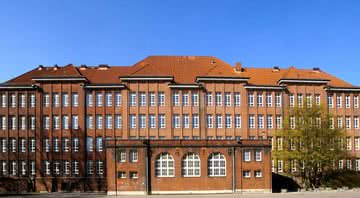 Fachada da escola nos dias atuais - Wikimedia Commons