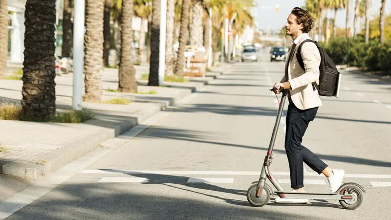 Homem passeia com patinete elétrico - Getty Images