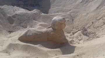 Pequena estátua real em forma de esfinge encontrada no Egito - Ministério de Antiguidades do Egito