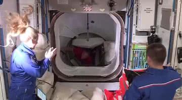 Astronautas chegando na ISS - Divulgação/ NASA