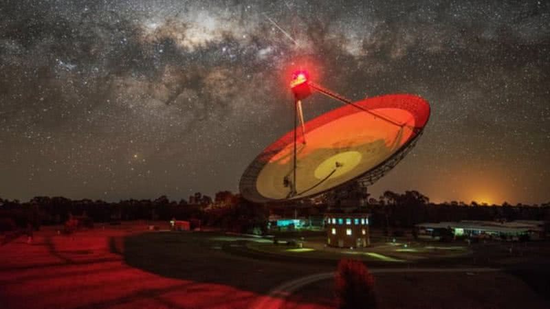 Imagem mostrando o telescópio australiano que captou o sinal - Divulgação/ CSIRO / PR IMAGE