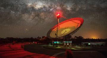 Imagem mostrando o telescópio australiano que captou o sinal - Divulgação/ CSIRO / PR IMAGE