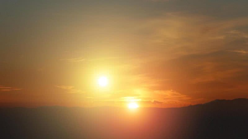 Montagem artística de um pôr-do-sol com um segundo sol - Divulgação
