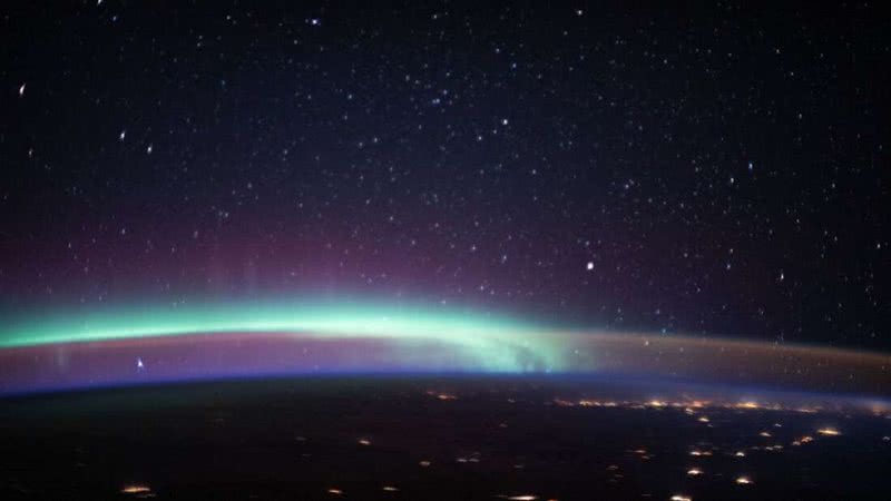 Imagem tirada pela ISS que mostra uma aurora e um brilho aéreo - Divulgação ISS