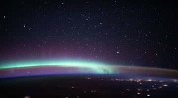 Imagem tirada pela ISS que mostra uma aurora e um brilho aéreo - Divulgação ISS