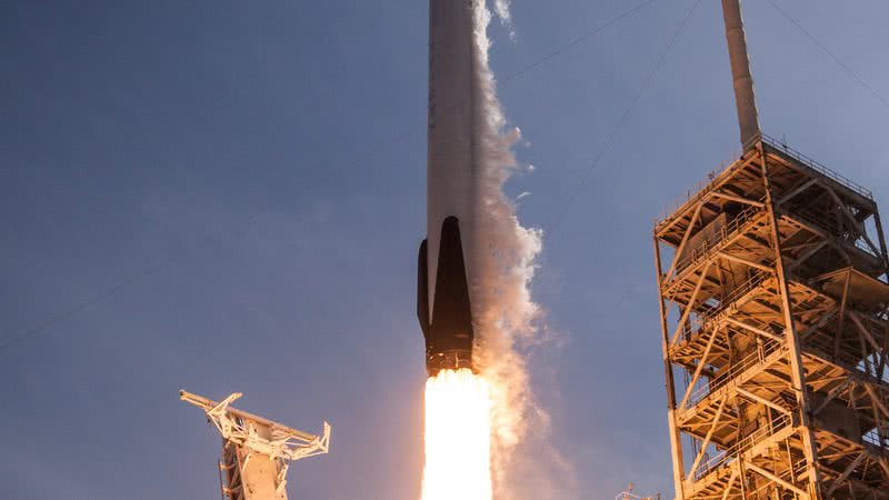 Lançamento do foguete Falcon 9, da Space X (2015) - Wikimedia Commons