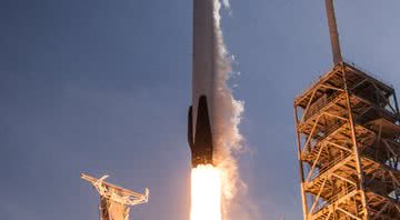 Lançamento do foguete Falcon 9, da Space X (2015) - Wikimedia Commons