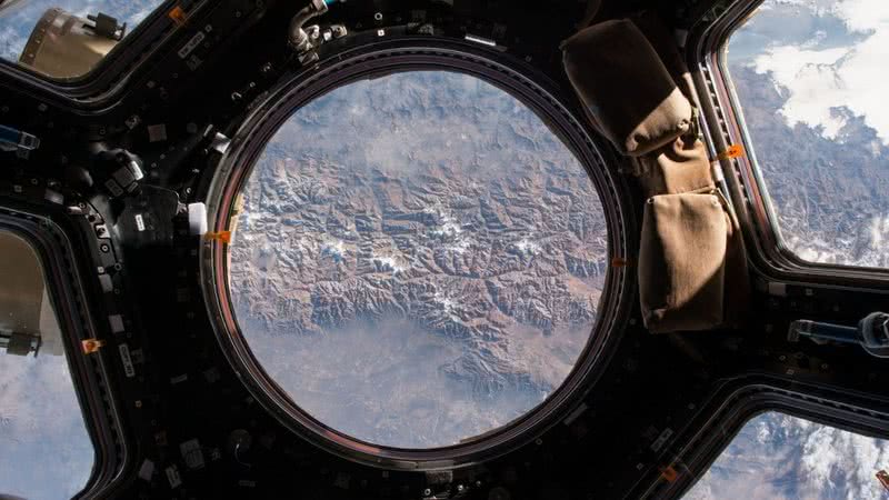 Fotografia da janela da Estação Espacial Internacional. - Domínio Público