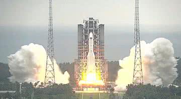 O foguete Longa Marcha 5B durante decolagem em abril - Divulgação / YouTube / SciNews
