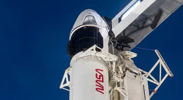 A cápsula Crew Dragon posicionada no topo do foguete Falcon 9, - Divulgação/ SpaceX