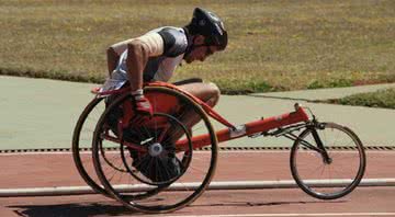 O atleta Clayton Hélio da costa competindo no atletismo paraolímpico - Agência Brasil/ Wikimedia Commons