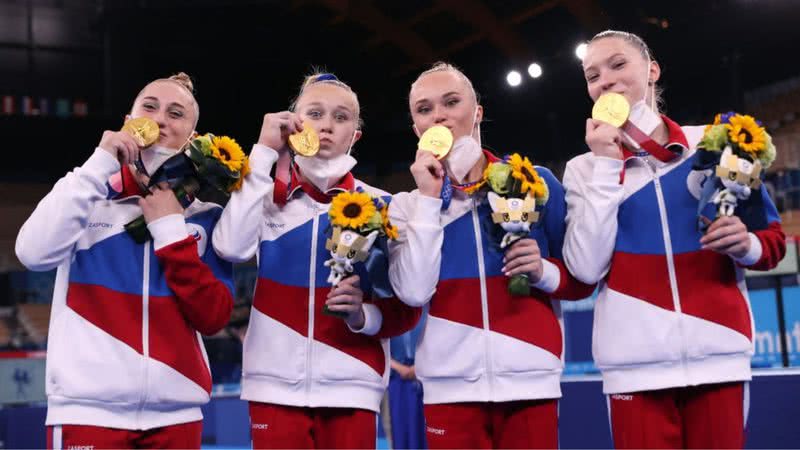 Fotografia mostrando time de ginástica russo após ganhar o ouro