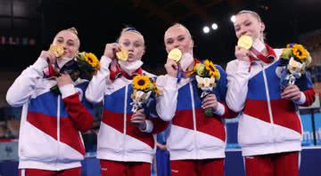 Fotografia mostrando time de ginástica russo após ganhar o ouro - Getty Images