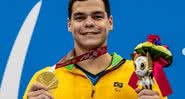Gabriel Bandeira com sua medalha de ouro - Divulgação/ Instagram/@ flag.bill/Miriam Jeske/CPB