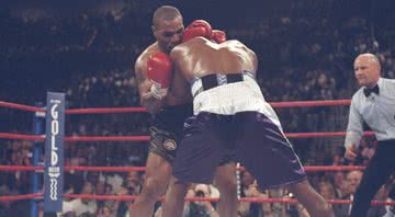 Evander Holyfield e Mike Tyson se enfrentam durante sua luta pelo título dos pesos pesados ​​no MGM Grand - Getty Images