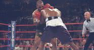 Evander Holyfield e Mike Tyson se enfrentam durante sua luta pelo título dos pesos pesados ​​no MGM Grand - Getty Images