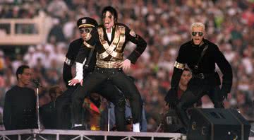Michael Jackson se apresentando no Halftime Show do Super Bowl de 1993 - Getty Images