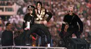 Michael Jackson se apresentando no Halftime Show do Super Bowl de 1993 - Getty Images