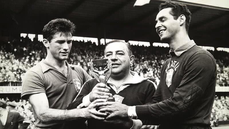 Gilmar, Vicente Feola e Belini com a taça da Copa do Mundo (1958) - Arquivo Nacional