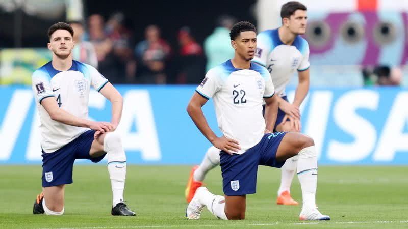 Jogadores da Inglaterra ajoelhados antes do início da partida de estreia na Copa do Mundo de 2022, contra o Irã - Getty Images
