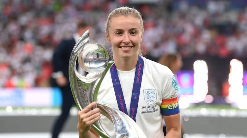 Leah Williamson segurando o troféu da Eurocopa Feminina de 2022 usando a braçadeira nas cores do arco-íris - Getty Images