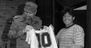 Maradona dando uma camisa para Fidel Castro - Divulgação/ YouTube/ Gazeta Esportiva