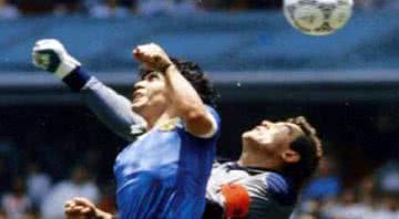 Maradona pouco depois de ter usado a mão para desviar a trajetória da bola - El Gráfico via Wikimedia Commons