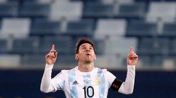 Lionel Messi comemorando gol apontando para cima - Getty Images