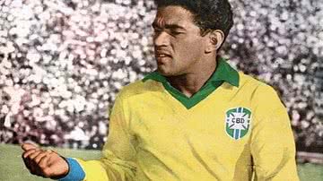 Mané Garrincha com a camisa da Seleção Brasileira - Domínio Público via Wikimedia Commons