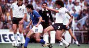 Paolo, de azul, driblando alemães na final da Copa do Mundo de 1982 - Getty Images