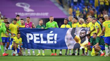 Jogadores da seleção brasileira exibem faixa em homenagem a Pelé - Getty Images