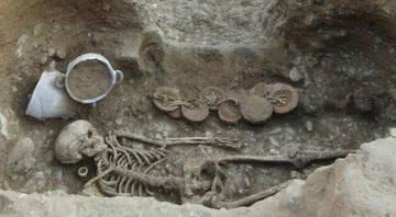 Esqueleto da mulher, que foi encontrado na tumba etrusca - Divulgação / Inrap