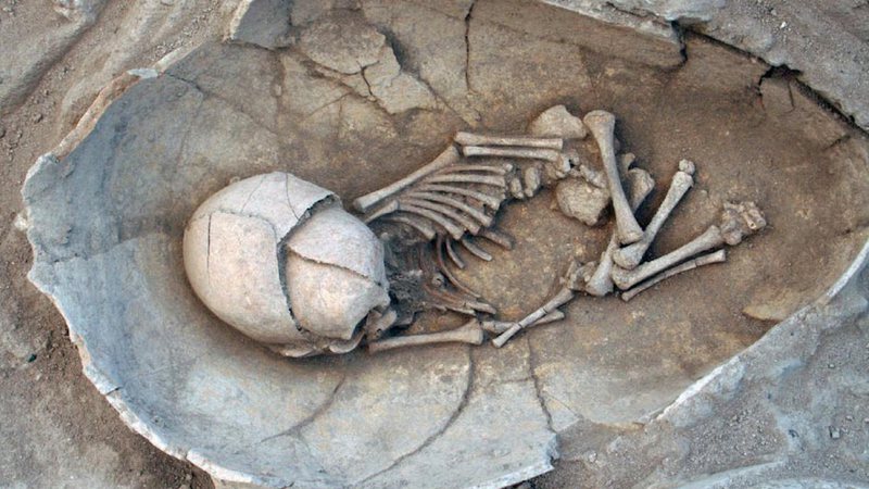 Esqueleto infantil encontrado dentro de um vaso - Claude Doumet-Serhal