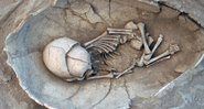 Esqueleto infantil encontrado dentro de um vaso - Claude Doumet-Serhal