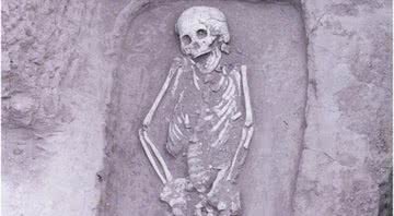 O corpo foi encontrado em um túmulo junto com outras pessoas - ScienceDirect