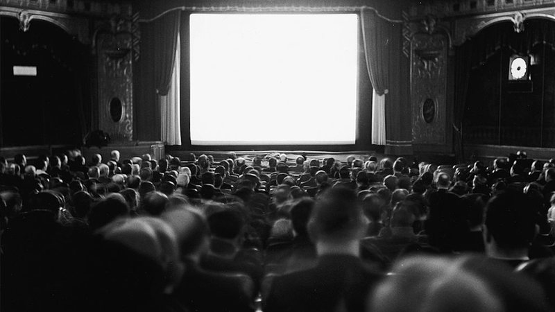 Audiência de cinema em Nova York. No início do século 20, milhares de pessoas eram atraídas aos cinemas - Getty Images