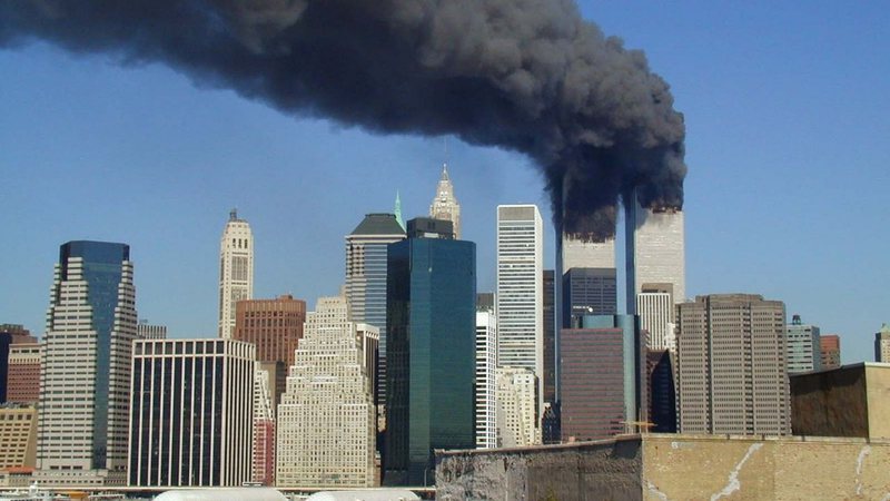 Torres Gêmeas soltando fumaça após impacto dos aviões. - Wikimedia Commons