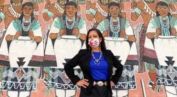 Deb Haaland, candidata reeleita, em frente a mural indígena - Divulgação