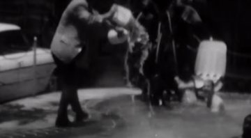 Homem jogando ácido clorídrico em piscina de jovens negros - Divulgação/Vídeo/Youtube