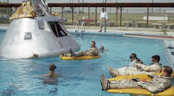 Astronautas da Apollo 1 em exercício de evacuação aquática - Divulgação - Nasa
