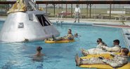 Astronautas da Apollo 1 em exercício de evacuação aquática - Divulgação - Nasa