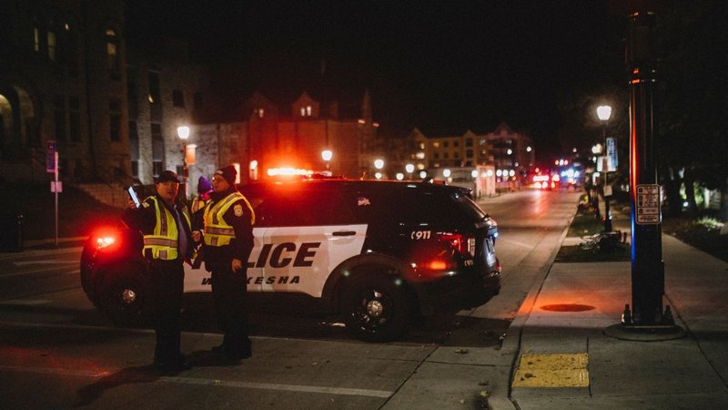 Polícia no local da tragédia, em Waukesha, Wisconsin, nos EUA - Getty Images