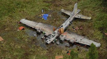 Fotografia do avião sendo retirado da selva - Divulgação