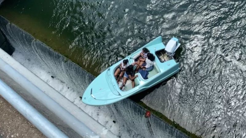 Barco preso em barragem no Texas - Divulgação/ ABC News/ATCEMS