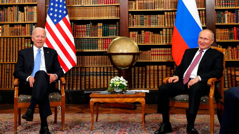 Fotografia de Joe Biden e Vladimir Putin durante o encontro - Getty Images