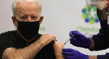 Joe Biden recebendo vacina contra Covid-19, em janeiro - Getty Images