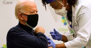 Joe Biden recebendo a primeira dose da vacina - Getty Images