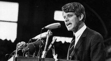 Fotografia de Robert F. Kennedy durante discurso - Getty Images