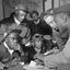 Fotografia de pilotos afro-americanos na Segunda Guerra discutindo operação