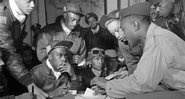 Fotografia de pilotos afro-americanos na Segunda Guerra discutindo operação - Wikimedia Commons